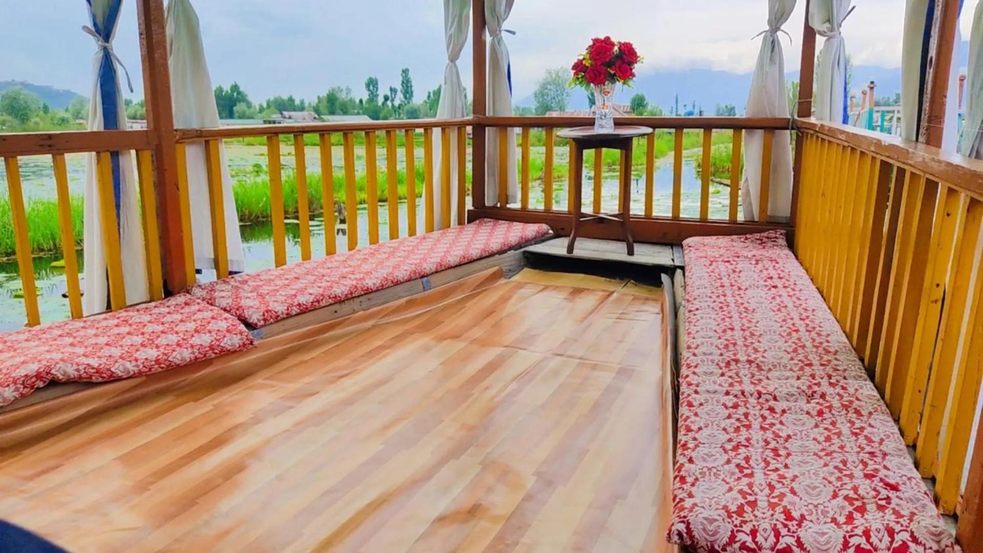 Houseboat Young Wild Rose Srīnagar Esterno foto