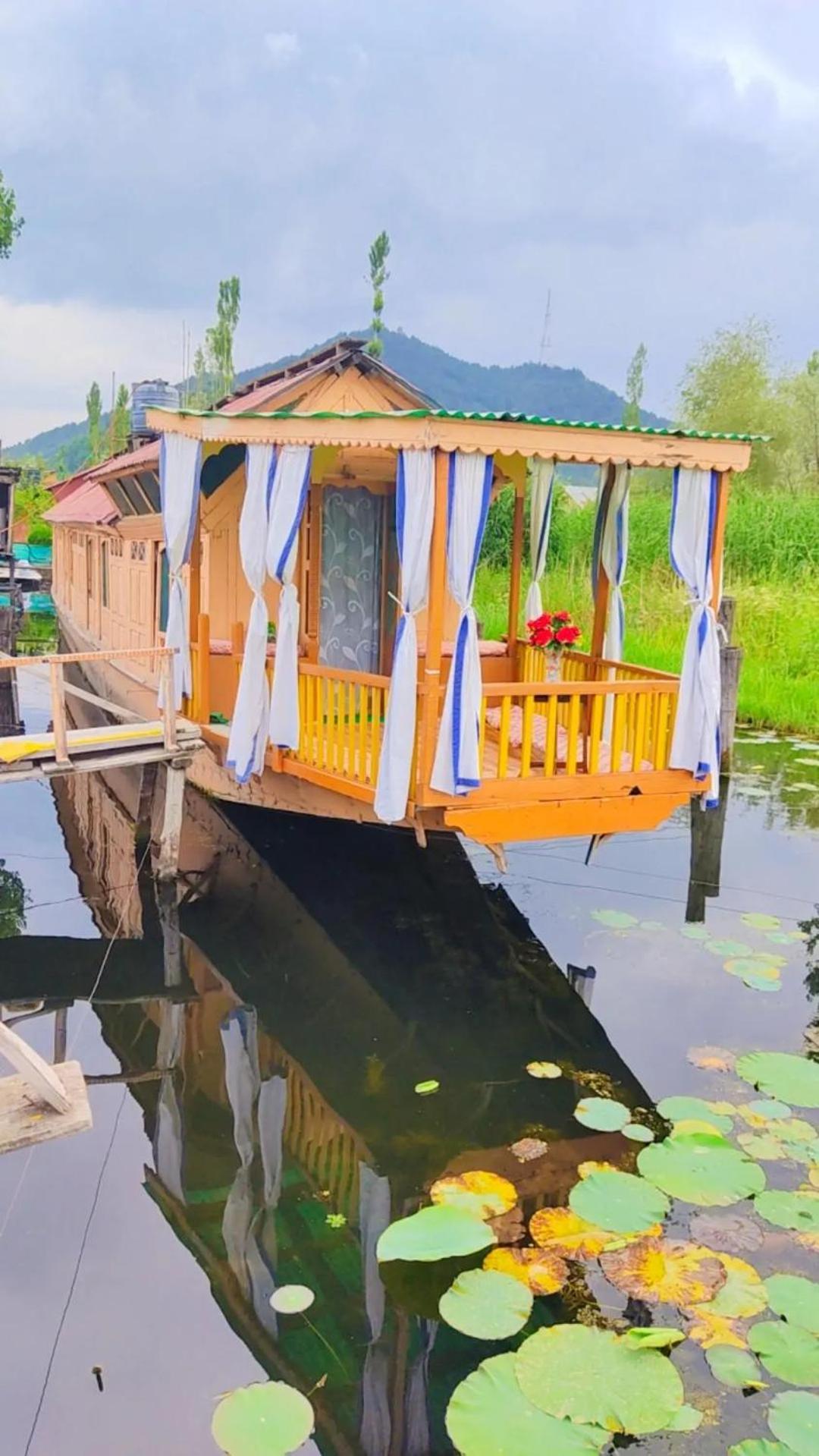 Houseboat Young Wild Rose Srīnagar Esterno foto