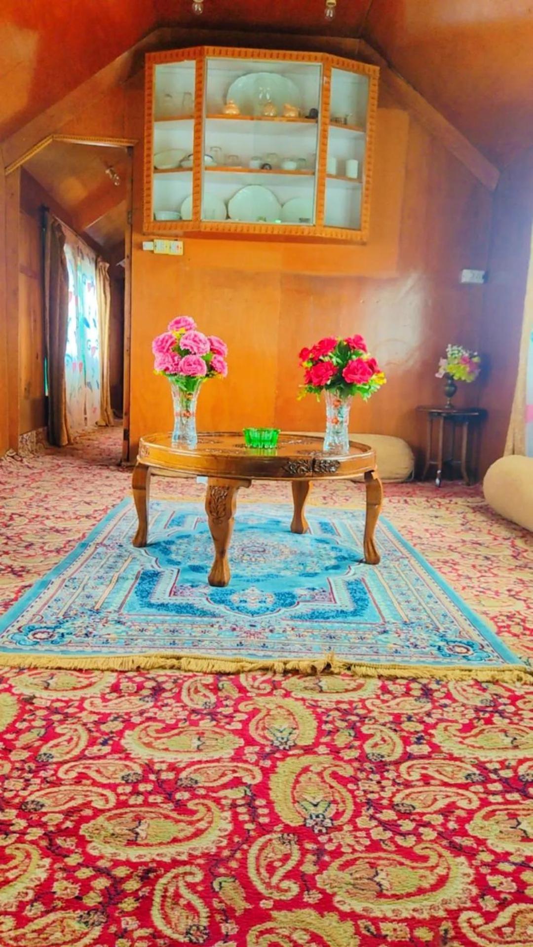 Houseboat Young Wild Rose Srīnagar Esterno foto
