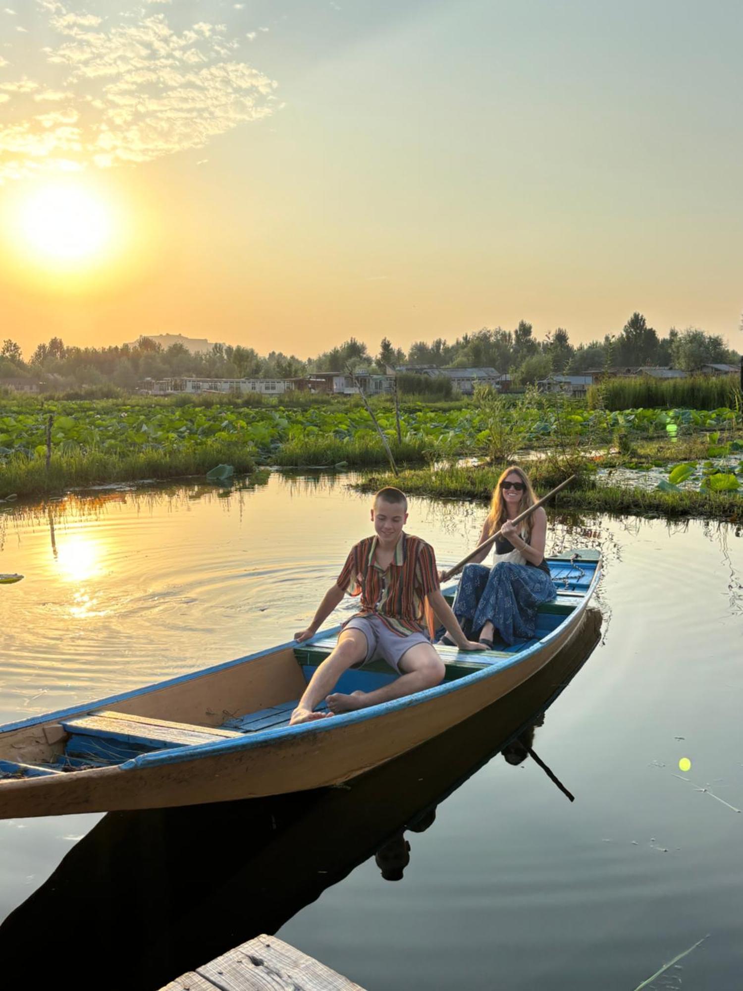 Houseboat Young Wild Rose Srīnagar Esterno foto